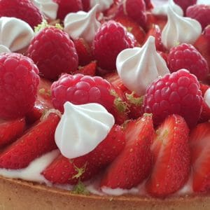 Strawberry pie with meringues and raspberries